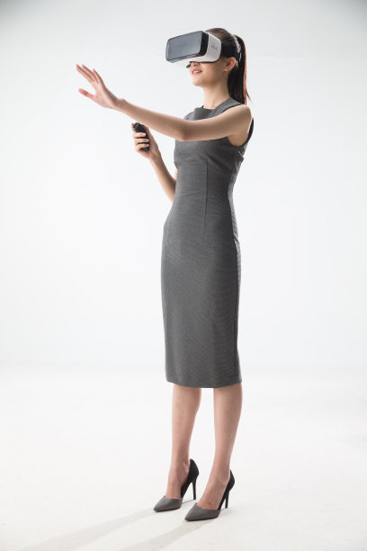 戴着VR眼镜的青年女人图片下载