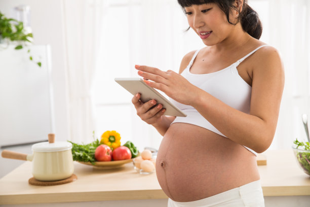 孕妇看平板电脑图片下载