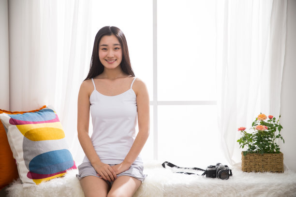 青年女人在卧室图片下载