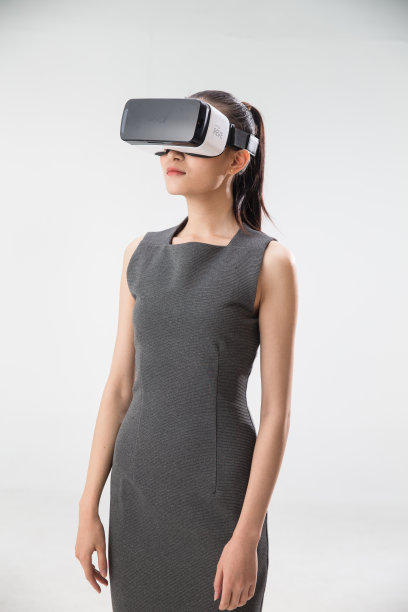 戴着VR眼镜的青年女人图片下载