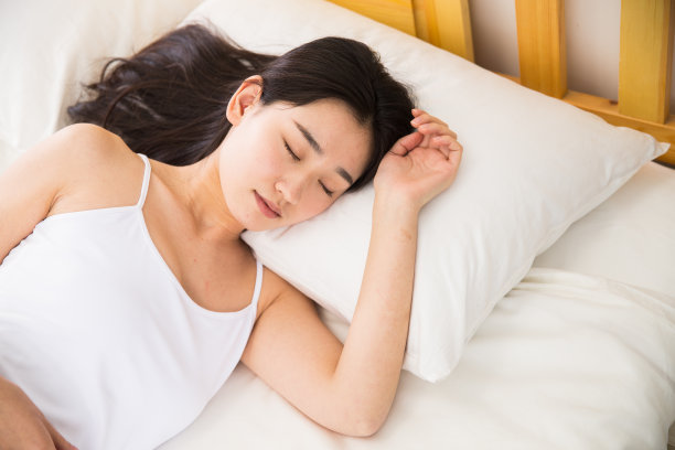 青年女人在卧室睡觉图片下载