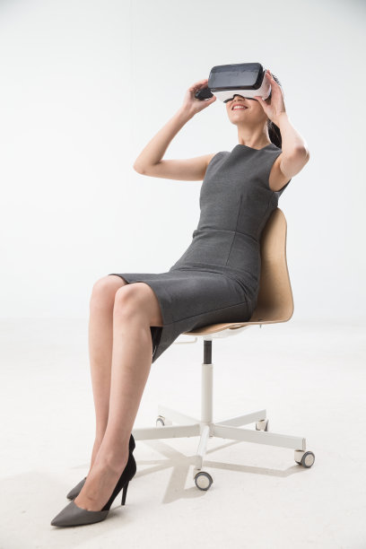 戴着VR眼镜的青年女人图片下载