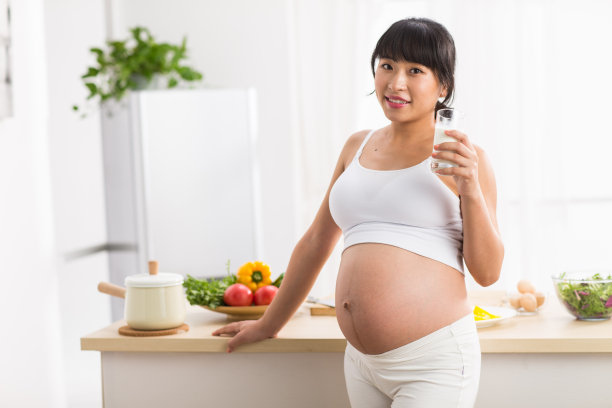 孕妇喝牛奶图片下载