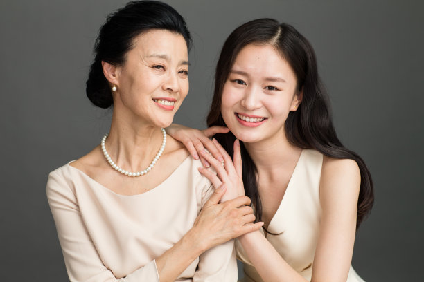 幸福快乐的母女图片下载