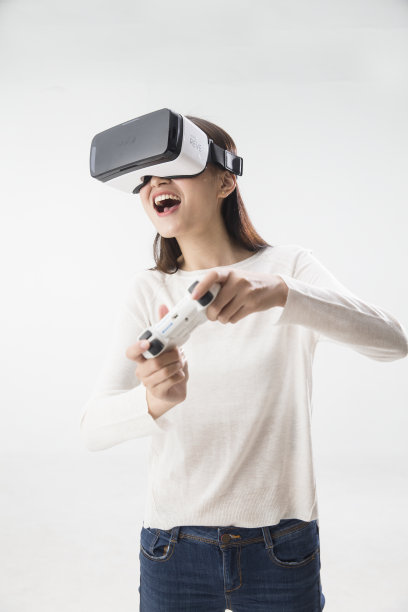 戴着VR眼镜的青年女人图片下载