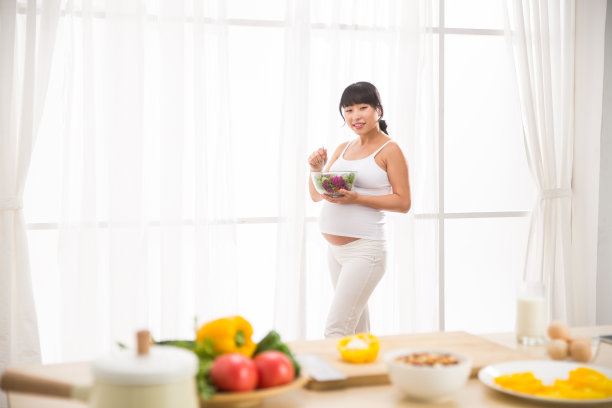 孕妇吃蔬菜沙拉图片下载