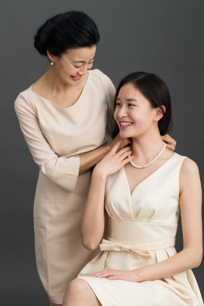 妈妈给女儿戴项链图片下载