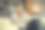 一个白人女性坐在沙发上用手机打字图片下载