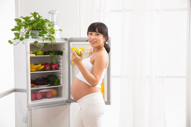 孕妇拿苹果图片下载