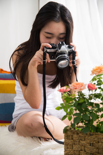 青年女人拿着相机拍照图片下载
