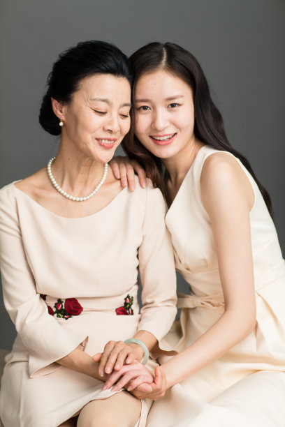 幸福快乐的母女图片下载