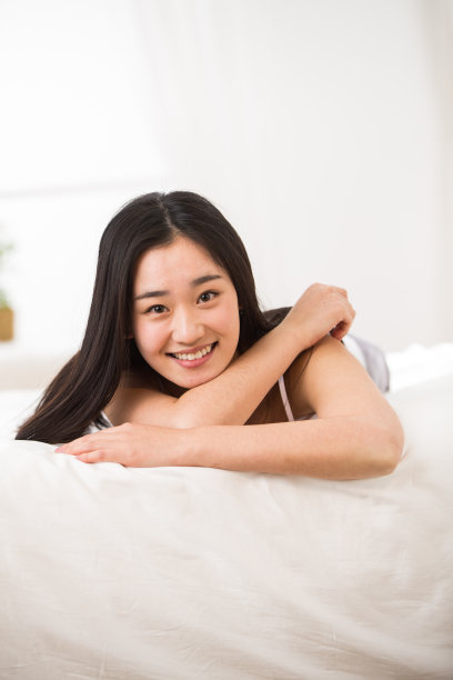 青年女人趴在床上图片下载