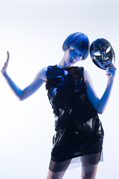 时尚女人拿着面具图片下载