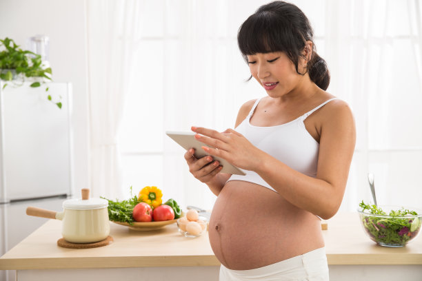 孕妇看平板电脑图片下载