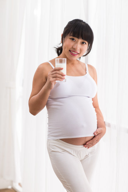 孕妇喝牛奶图片下载