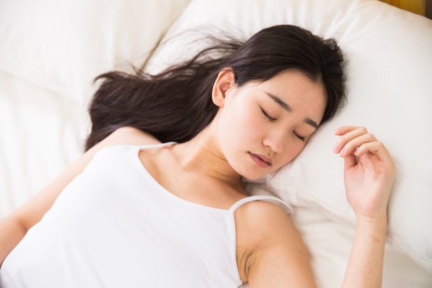 青年女人在卧室睡觉图片下载