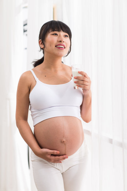 孕妇喝牛奶图片下载