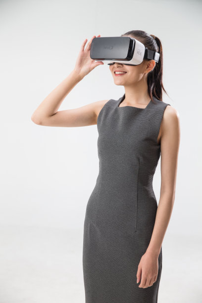 戴着VR眼镜的青年女人图片下载