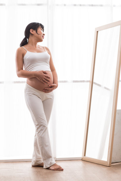 孕妇照镜子图片下载