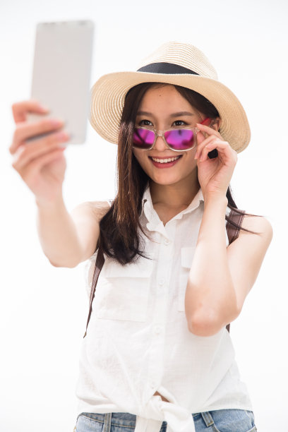 青年女孩用手机拍照图片下载