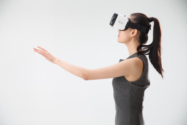 戴着VR眼镜的青年女人图片下载
