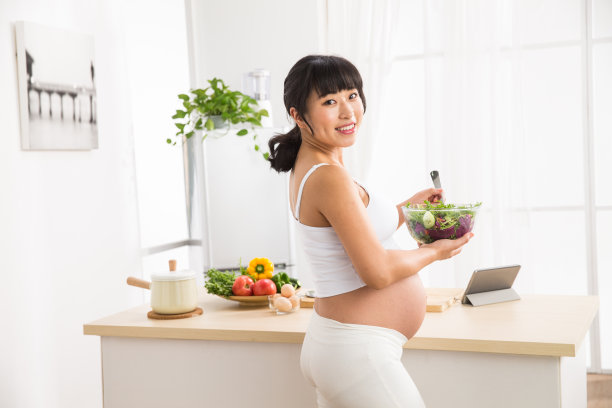 孕妇吃蔬菜沙拉图片下载
