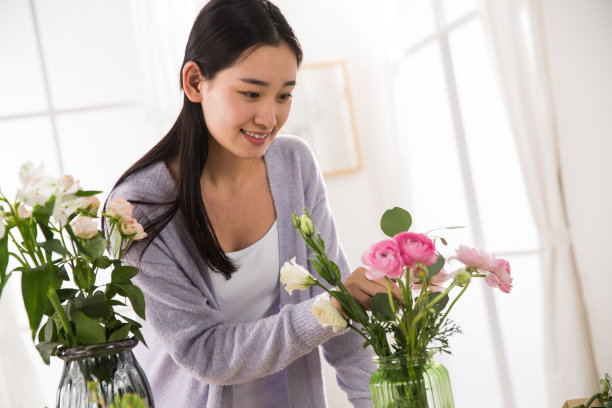 青年女人的家庭生活图片下载