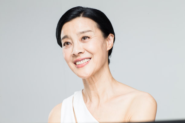 中老年女人妆面肖像图片下载