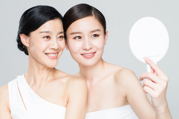 美丽优雅的母女照镜子图片下载