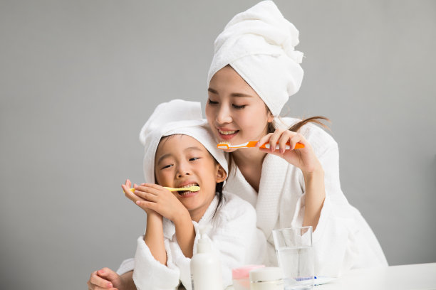 穿着浴袍的母女刷牙图片下载