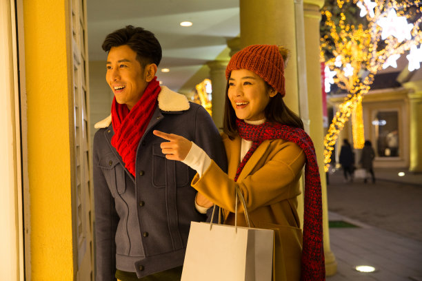 青年情侣逛街购物图片下载