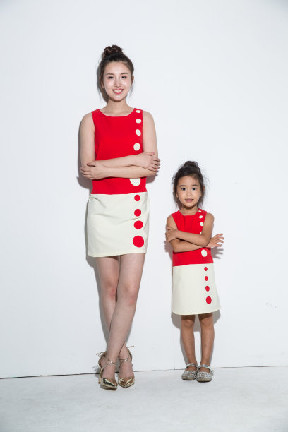 穿着亲子装的母女图片下载