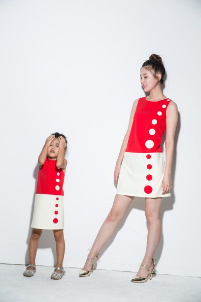 穿着亲子装的母女图片下载