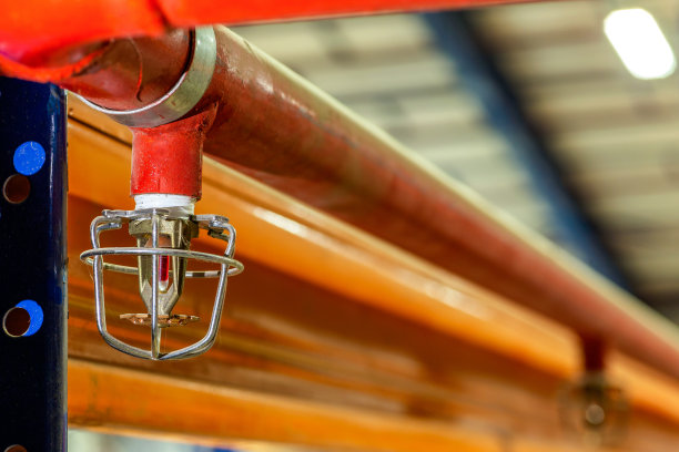 大工厂里的火灾探测器。图片下载