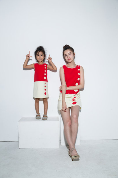 穿着亲子装的母女图片下载