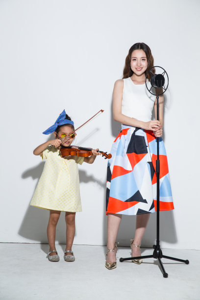 小女孩和妈妈拉小提琴图片下载
