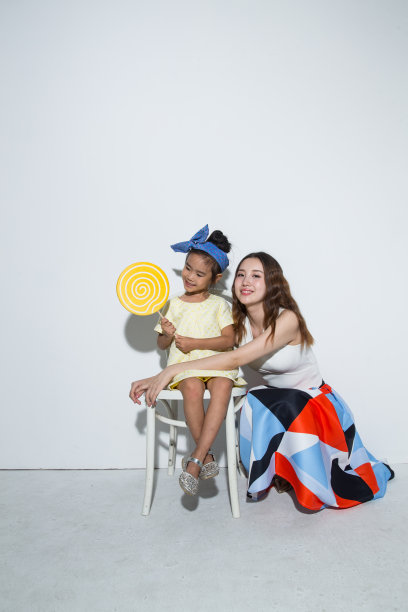 快乐的时尚母女图片下载