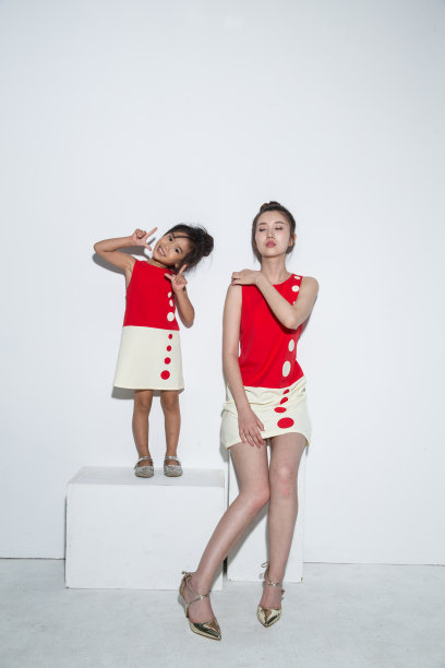 穿着亲子装的母女图片下载