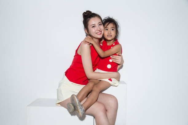 穿着亲子装的母女图片下载