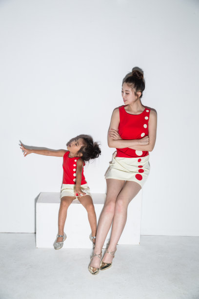 穿着亲子装的母女图片下载