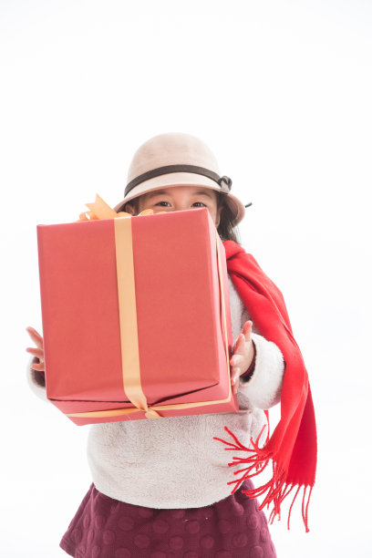 小女孩过年拿着礼品盒图片下载