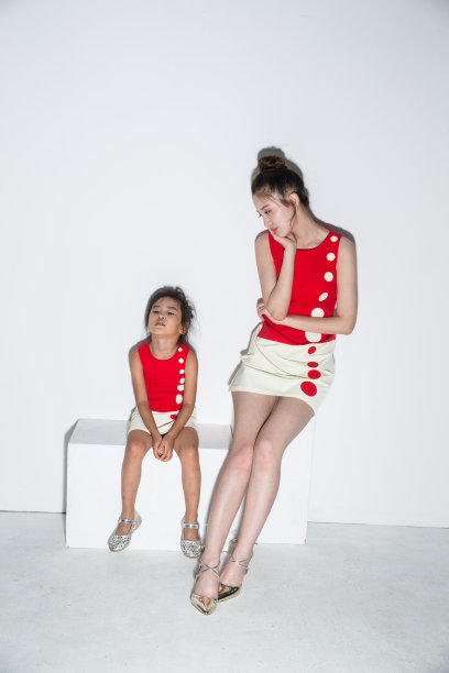 穿着亲子装的母女图片下载