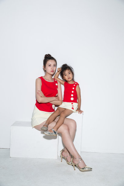 穿着亲子装的母女图片下载