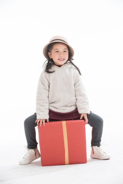 小女孩过年拿着礼品盒图片下载
