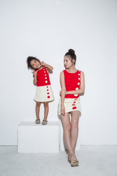 穿着亲子装的母女图片下载