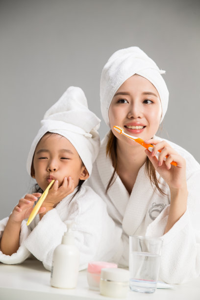 穿着浴袍的母女刷牙图片下载