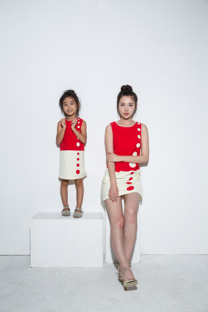 穿着亲子装的母女图片下载