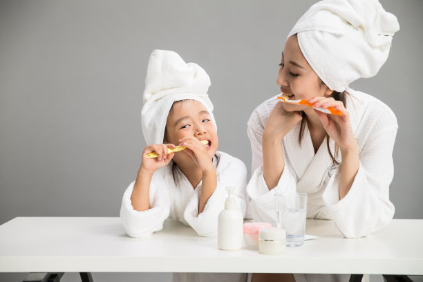 穿着浴袍的母女刷牙图片下载