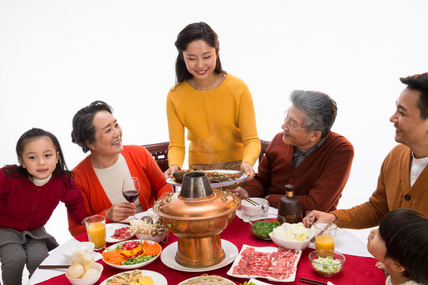 幸福家庭过年吃团圆饭图片下载