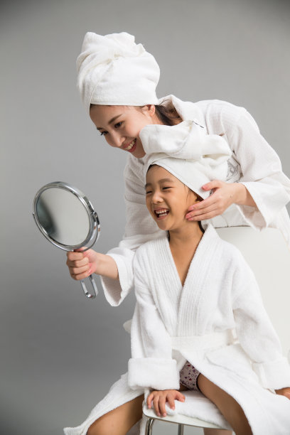 穿着浴袍的母女照镜子图片下载